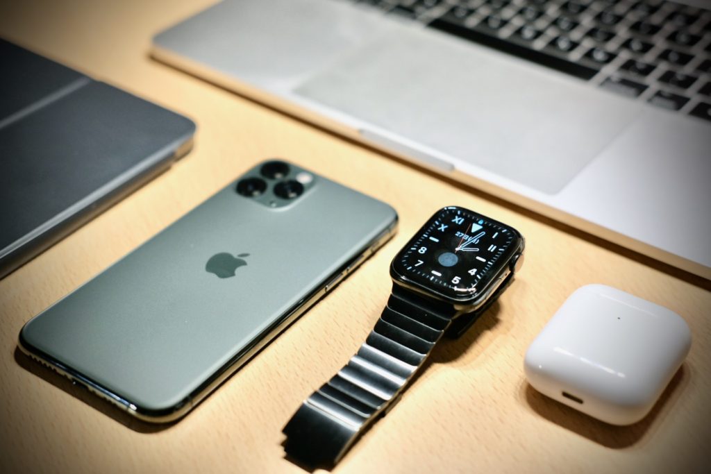 身の回りをapple製品で揃えたら こうなった Apple Watch Airpods Iphone Ipad Pro Macbook Proと5k Imac Cola Blog コーラブログ